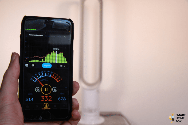 Алекс из Smart Home Fox измеряет уровень шума воздухоочистителя.